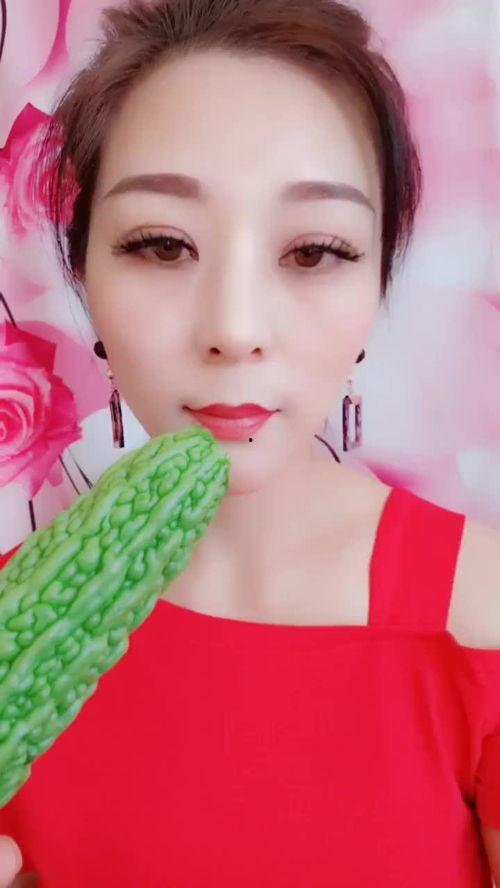 美女吃凉瓜,美女品尝凉瓜，尽享健康美味时光