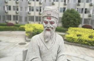 大学雕像吃瓜,校园文化新现象引发热议