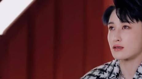 明星忧郁抱头,明星演绎内心独白