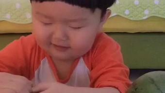 可爱宝贝吃瓜